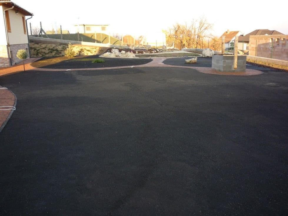 Családi ház kertépítés Pétfürdőn - 2. kép