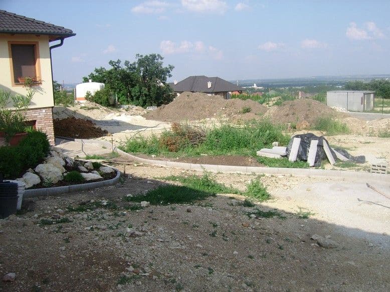 Családi ház kertépítés Pétfürdőn - 3. kép