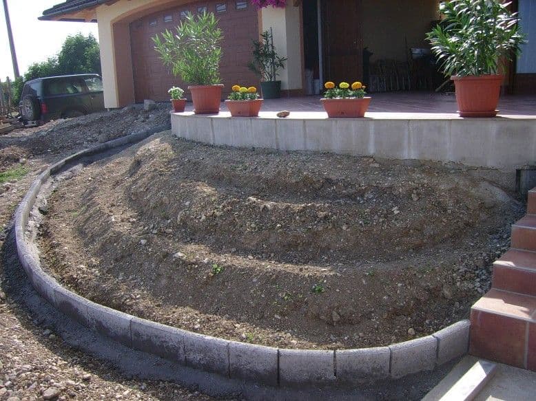 Családi ház kertépítés Pétfürdőn - 5. kép