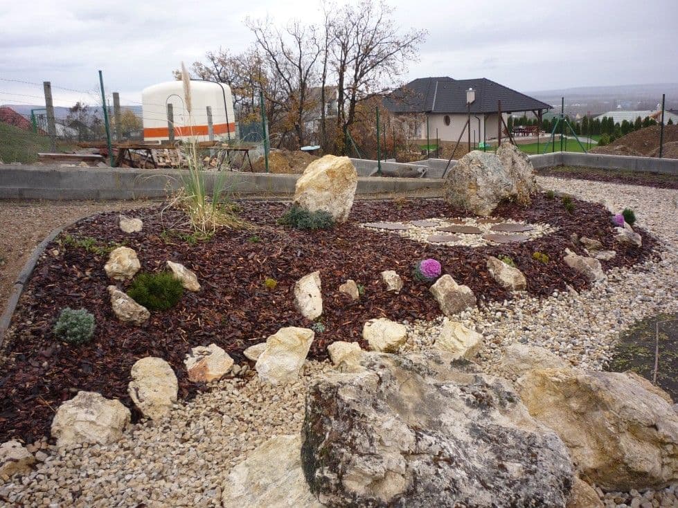 Családi ház kertépítés Pétfürdőn - 8. kép