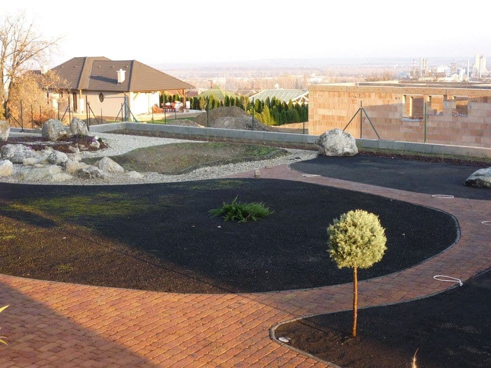 Családi ház kertépítés Pétfürdőn - 10. kép