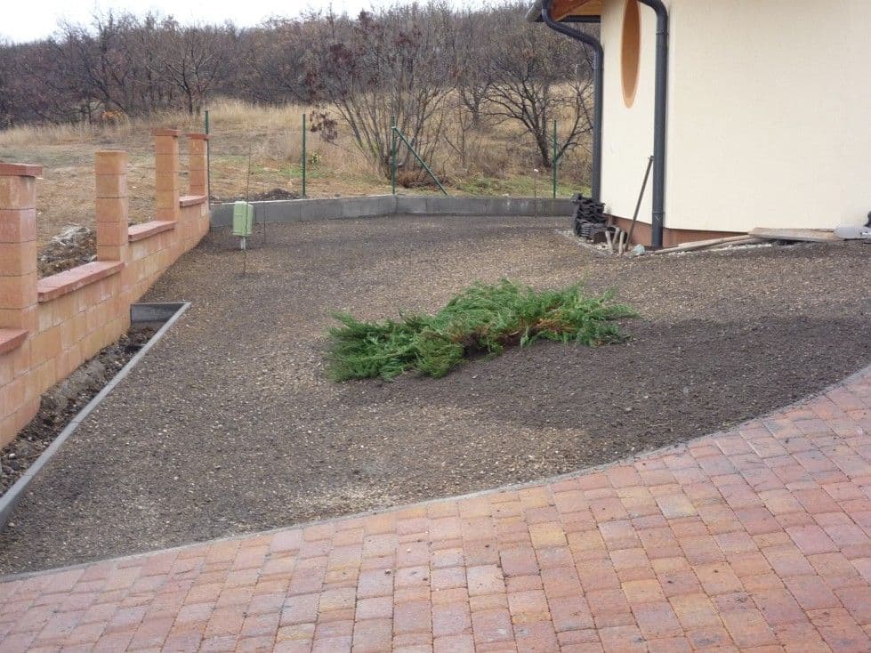 Családi ház kertépítés Pétfürdőn - 11. kép